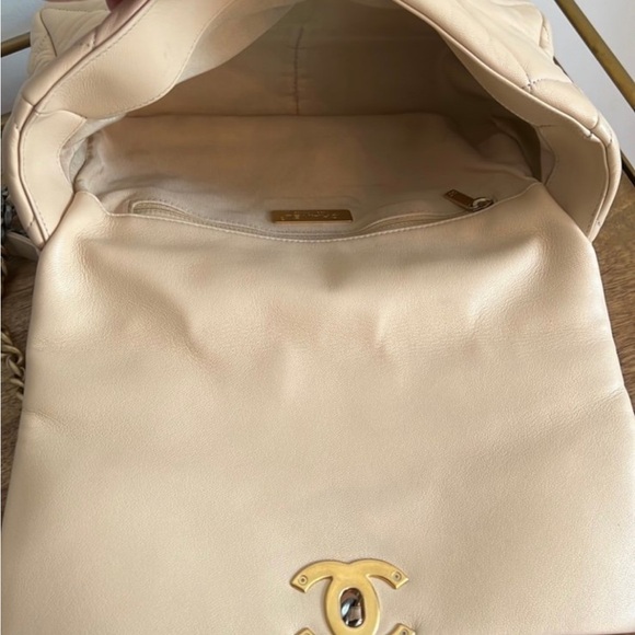 Chanel 19 Large Goatskin - Picture 5 of 8